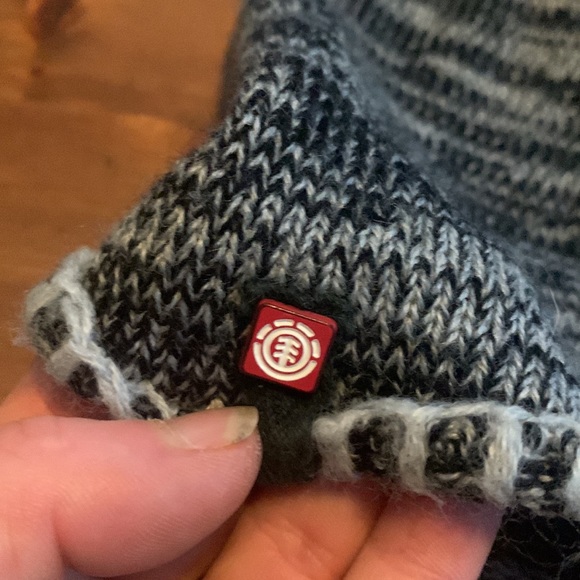 Element Toque - Picture 2 of 2